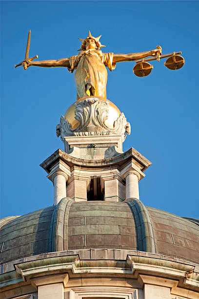 old bailey - statue of justice symbol justice law photos et images de collection