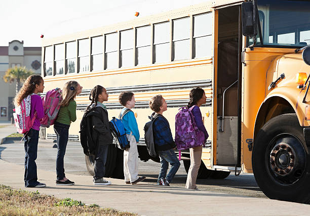 dzieci szkoła z internatem autobus - school bus education transportation school zdjęcia i obrazy z banku zdjęć