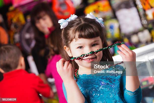 Foto de Menina Feliz Com Prêmios e mais fotos de stock de Jogos de arcada - Jogos de arcada, Arcada, Prêmio