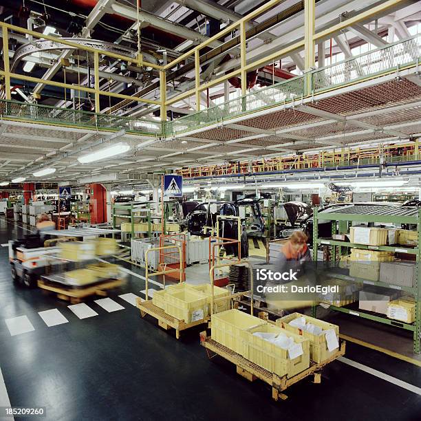 Linea Di Alimentazione E I Lavoratori Del Settore In Un Autoveicolo - Fotografie stock e altre immagini di Catena di montaggio