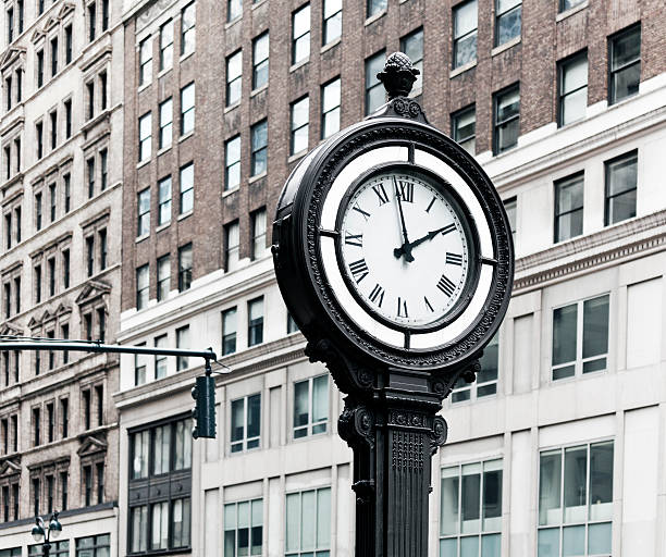 istock Clock in the Fifth Avenue 185209322