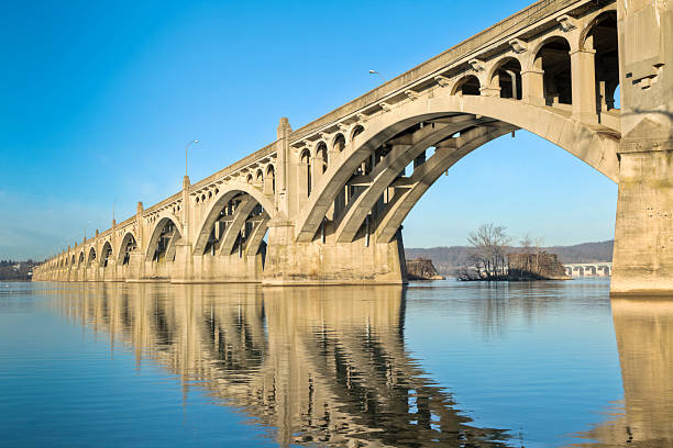 columbia-wrightsville bridge avec reflet dans le fleuve susquehanna - bridge pennsylvania susquehanna river concrete photos et images de collection