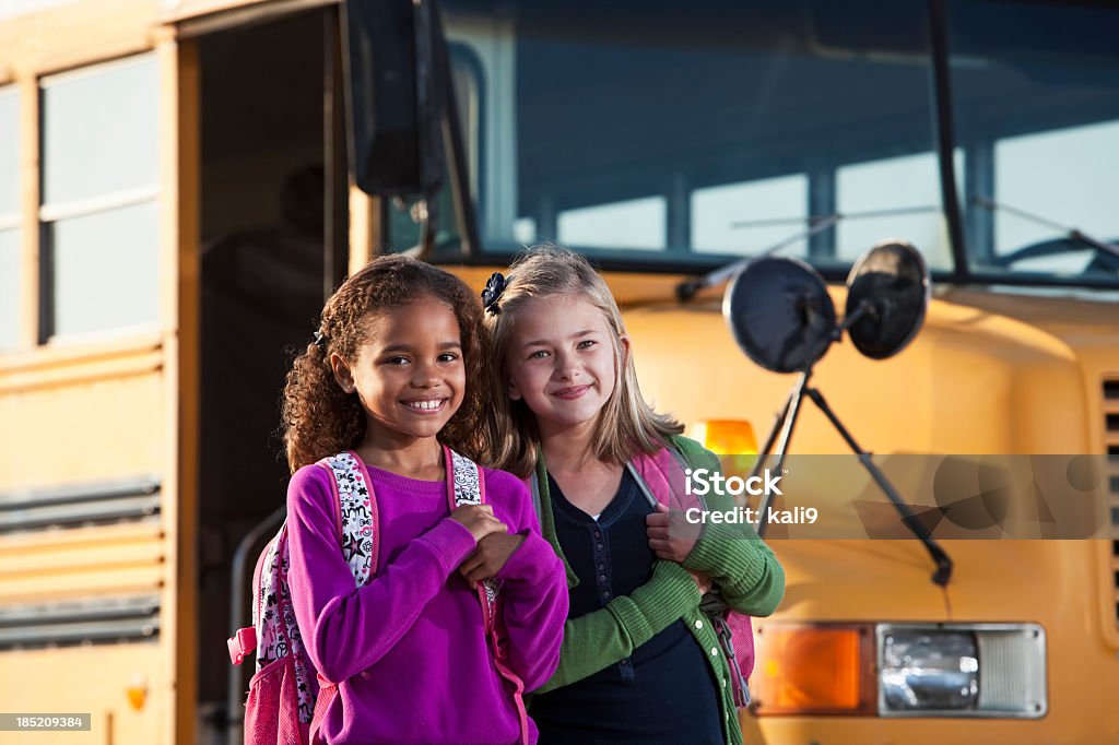 Filles en face de l'école en bus - Photo de Enfant libre de droits