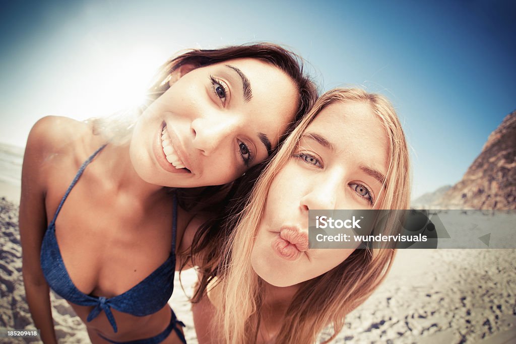 Carefree amigos en la playa - Foto de stock de 20 a 29 años libre de derechos