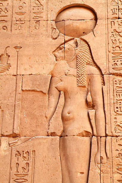 sekhmet parede de alívio, templo de horus, edfu, egito - egyptian culture hieroglyphics travel monument - fotografias e filmes do acervo