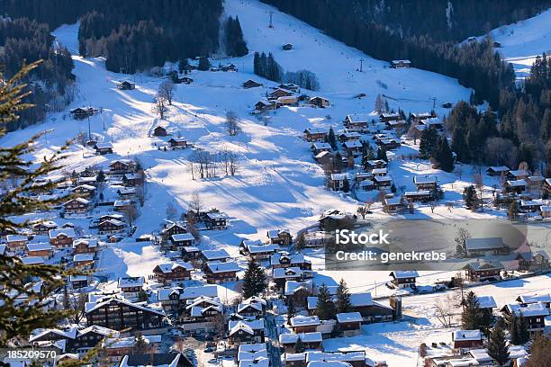 Foto de Alpes Suíços Em Uma Tarde De Inverno Com Esquiadores e mais fotos de stock de Abstrato