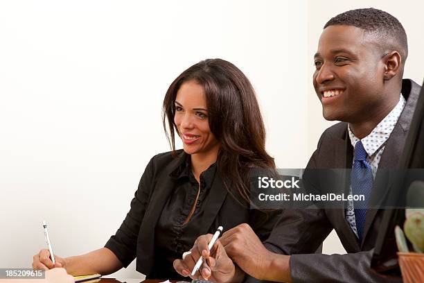 Equipo De Oficina Foto de stock y más banco de imágenes de 20-24 años - 20-24 años, 30-34 años, Adulto