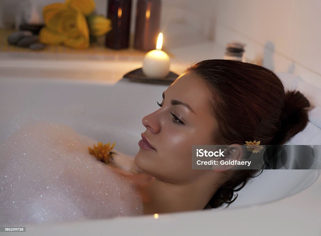 Belle jeune femme se détendre dans la baignoire. - Photo de Baignoire libre de droits