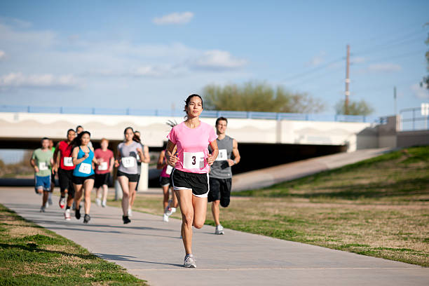 corsa cross-country - running jogging asian ethnicity women foto e immagini stock