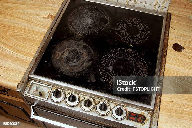 Foto de Dirty Fogão Elétrico e mais fotos de stock de Anti-higiênico - Anti-higiênico, Cozinha, Fogão