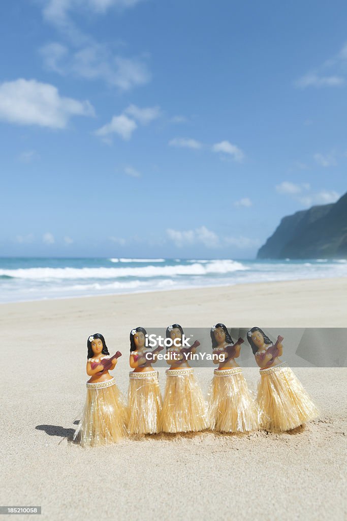 Figurines spectacle de danseurs Hula hawaïennes sur la plage, dans le Vermont - Photo de Danseuse polynésienne libre de droits