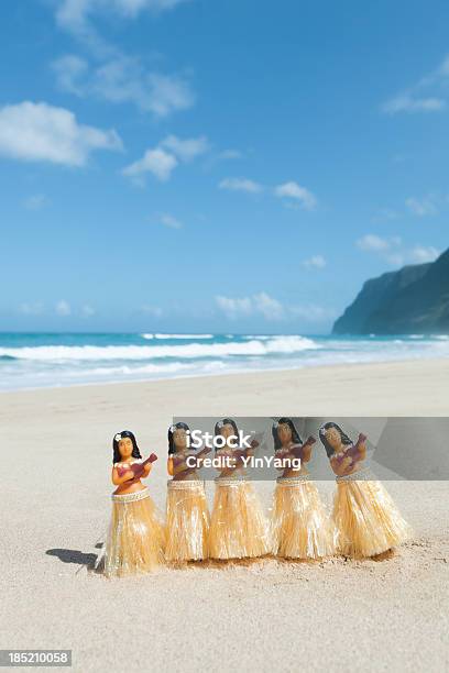 Photo libre de droit de Figurines Spectacle De Danseurs Hula Hawaïennes Sur La Plage Dans Le Vermont banque d'images et plus d'images libres de droit de Danseuse polynésienne