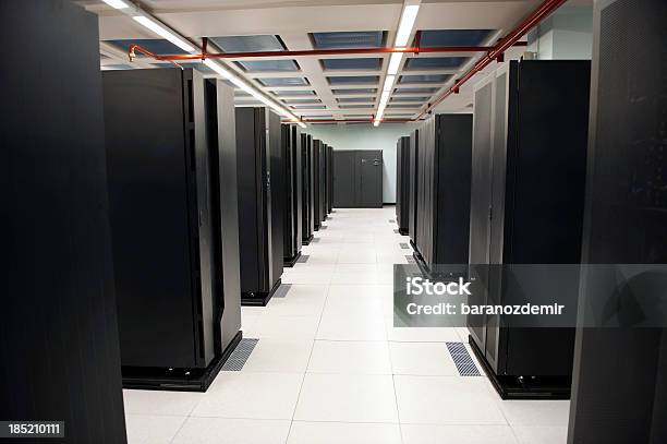 Foto de Servidores No Data Center e mais fotos de stock de Sala de servidores - Sala de servidores, Supercomputador, Tecnologia