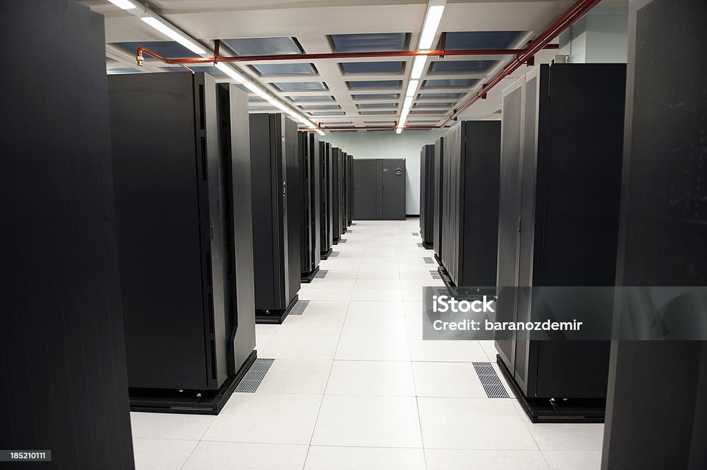 Серверы в центре обработки данных - Стоковые фото Серверная комната роялти-фри