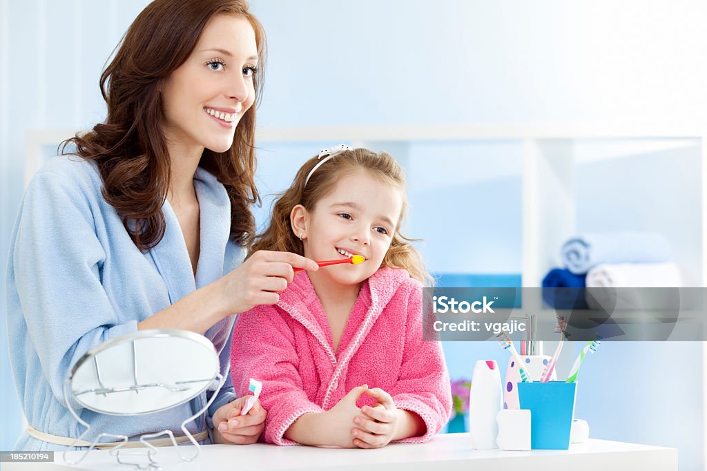 Madre e bambino Lavarsi i denti insieme. - Foto stock royalty-free di 4-5 anni