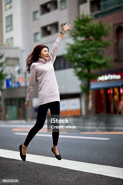 Jovem Feliz Mulher Japonesa Saltar Para Captura Táxi Em Tóquio - Fotografias de stock e mais imagens de Saltar