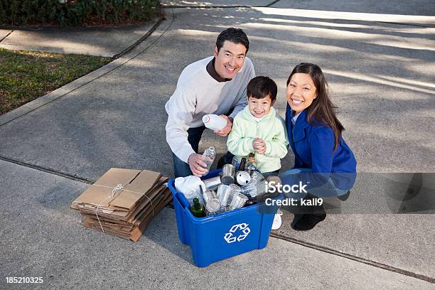 Foto de Família De Reciclagem e mais fotos de stock de 30 Anos - 30 Anos, 40-49 anos, 6-7 Anos