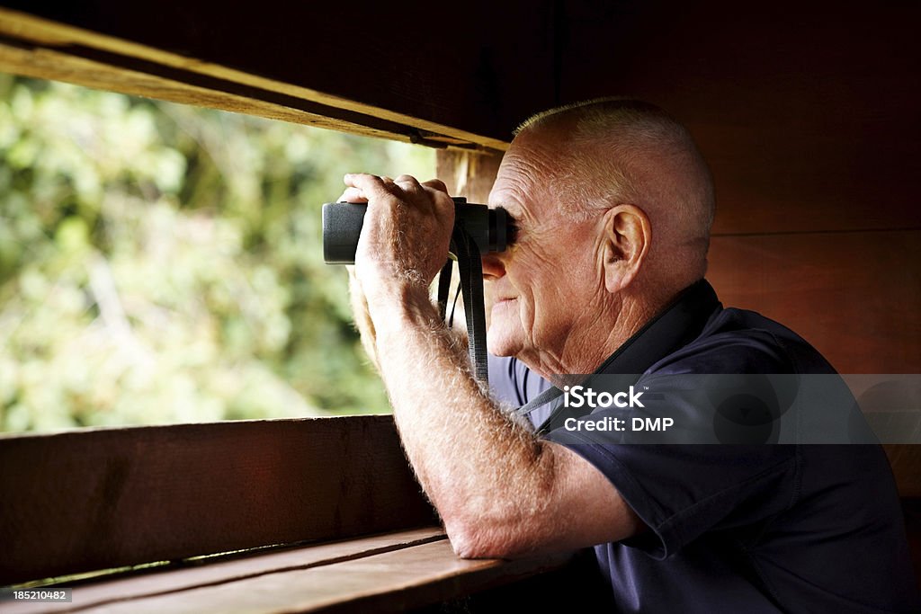 Homme Senior pour observer la vie sauvage à travers des jumelles - Photo de Activité libre de droits