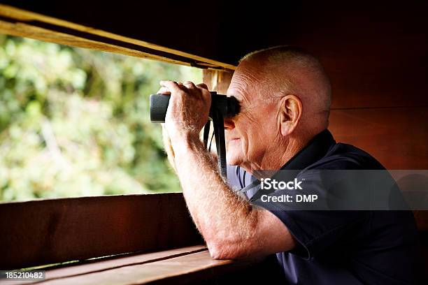 Photo libre de droit de Homme Senior Pour Observer La Vie Sauvage À Travers Des Jumelles banque d'images et plus d'images libres de droit de Activité