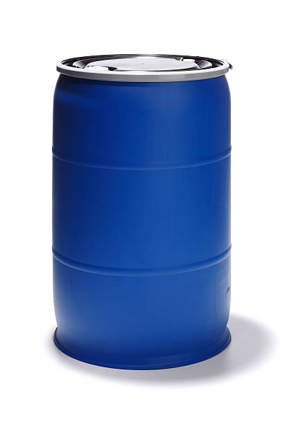 cilindro de 55 litros, azul sobre blanco - barrel blue gallon number 55 fotografías e imágenes de stock