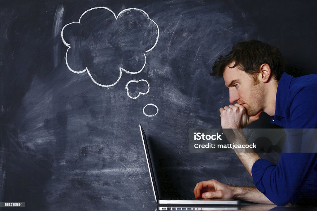 Mann mit laptop auf Tafel - Lizenzfrei Denkblase Stock-Foto