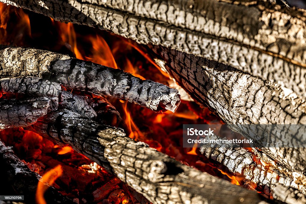 Raggiante Hot Fuoco di accampamento - Foto stock royalty-free di Accendere (col fuoco)