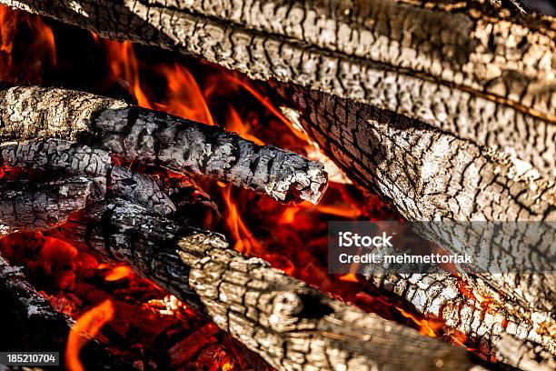 Raggiante Hot Fuoco Di Accampamento - Fotografie stock e altre immagini di Accendere (col fuoco) - Accendere (col fuoco), Ambientazione esterna, Arancione
