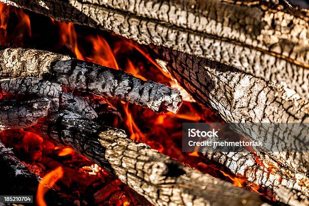 Rozjarzony Hot Ognisko Obozowe - zdjęcia stockowe i więcej obrazów Abstrakcja - Abstrakcja, Bez ludzi, Biwakować