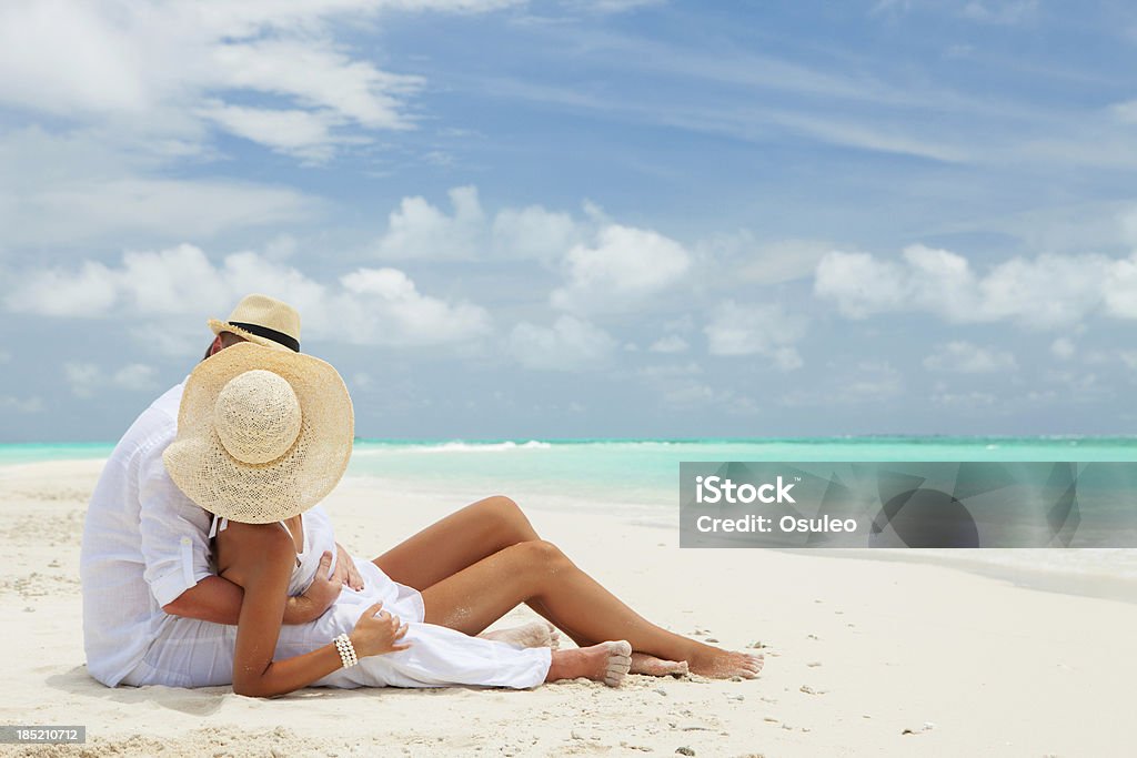 Pareja en la playa de mar - Foto de stock de Luna de miel libre de derechos