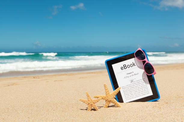 verano con lectura de libro electrónico e-reader tableta en la playa - kauai travel destinations tourism photography fotografías e imágenes de stock