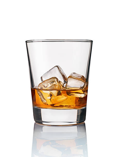 whisky na skałach - whisky glass ice cube alcohol zdjęcia i obrazy z banku zdjęć