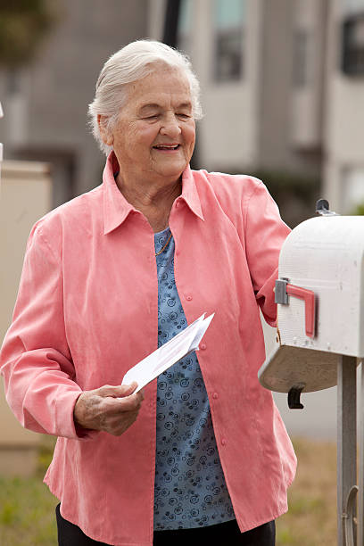 老人女性のメールボックス - mail mailbox senior adult cheerful ストックフォトと画像