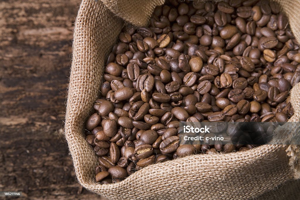 Grãos de café em uma bolsa de juta - Foto de stock de Abundância royalty-free