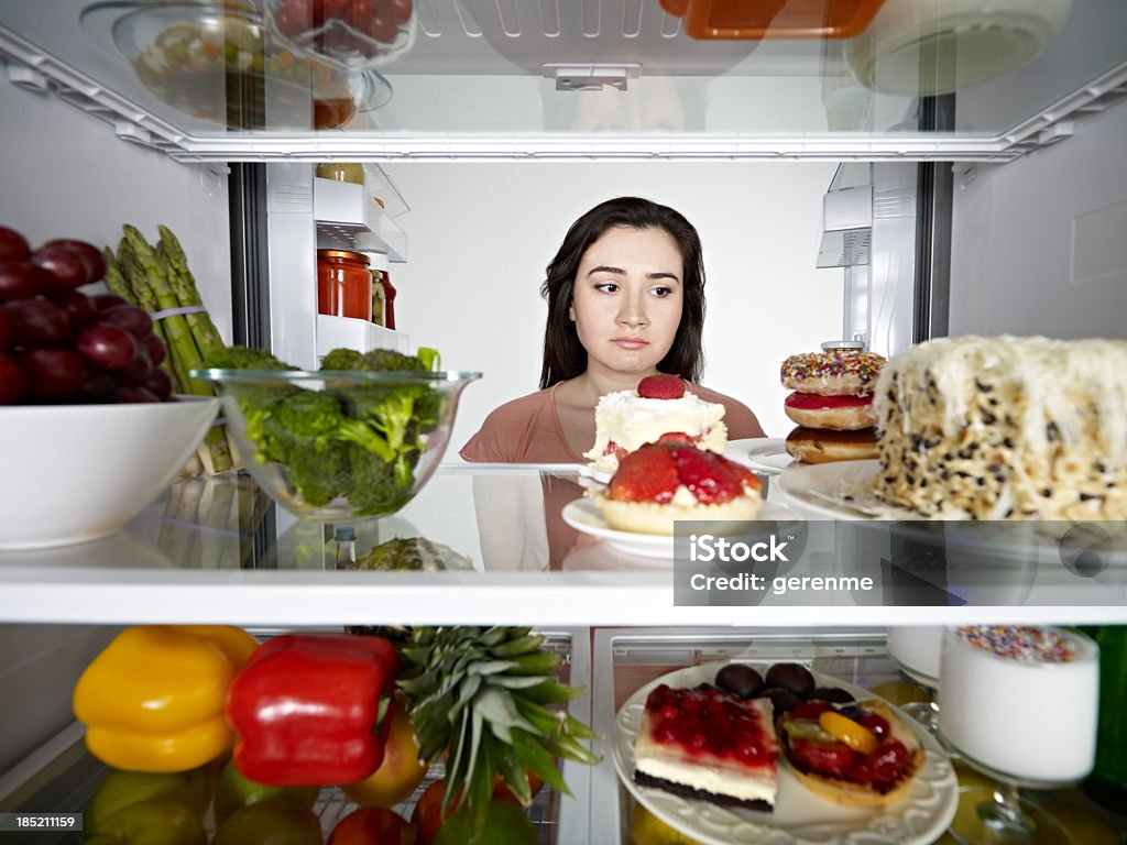 Femme regardant sur un gâteau - Photo de Réfrigérateur libre de droits