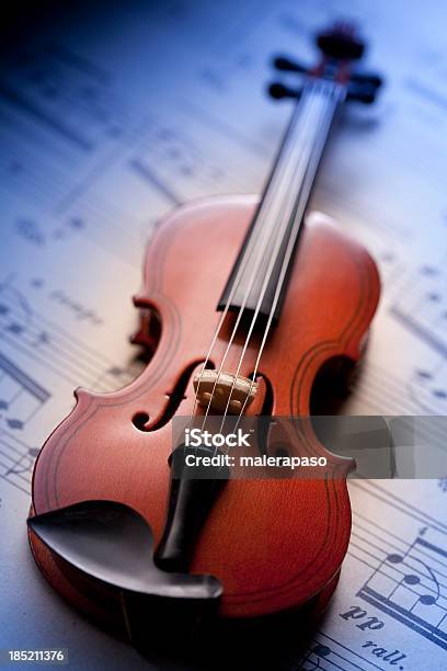 Foto de Violino Na Pauta De Música e mais fotos de stock de Violino - Violino, Antigo, Arcaico