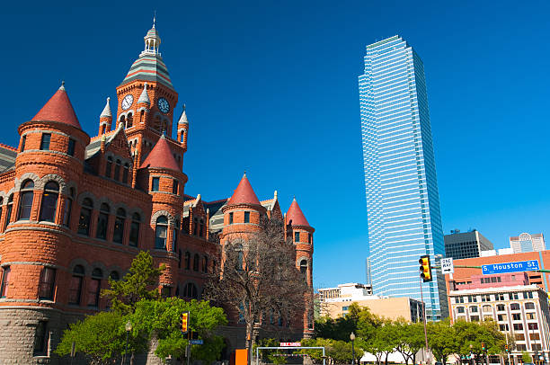 o antigo e o novo: dois dallas marcos - bank of america plaza - fotografias e filmes do acervo