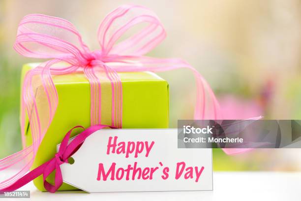 Verde Caixa De Oferta Com Um Cartão De Dia Das Mães - Fotografias de stock e mais imagens de Branco