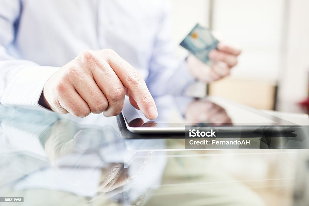 Hombre usando una tableta digital on-line para comprar - Foto de stock de Adulto libre de derechos