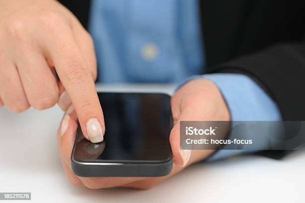 Empresaria Touching Smartphone Foto de stock y más banco de imágenes de Adulto - Adulto, Adulto joven, Agarrar