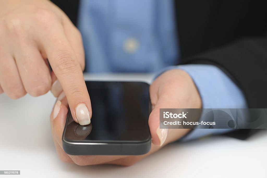 Empresária tocando telefone inteligente - Foto de stock de Adulto royalty-free
