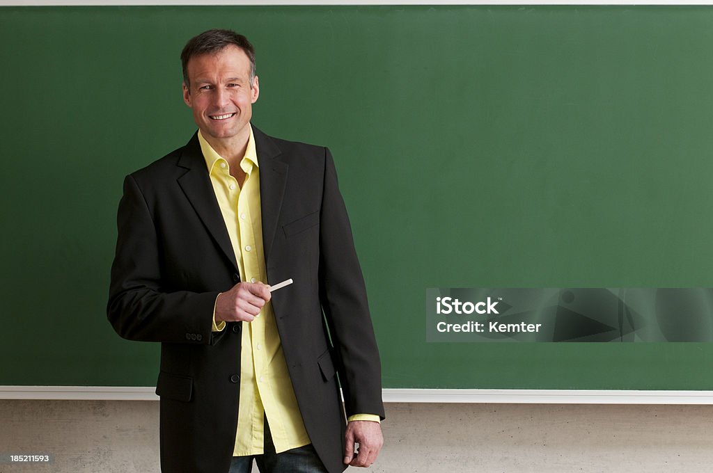 Professor sorridente em pé no Quadro Negro - Royalty-free Ensinar Foto de stock