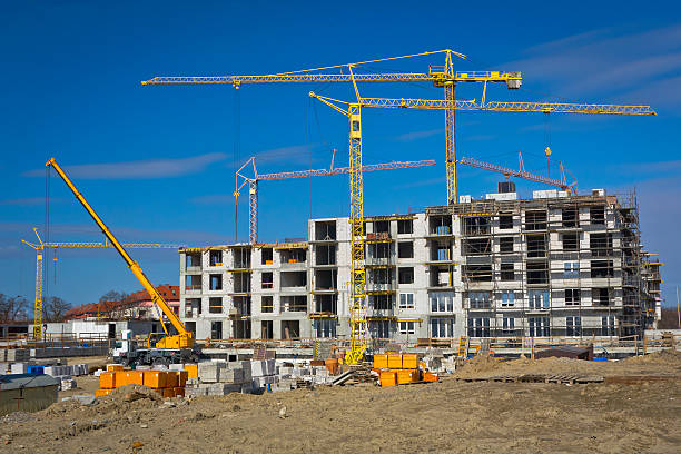 새로운 콘도미니엄 미흡함 제작 - crane hoisting derrick crane built structure 뉴스 사진 이미지