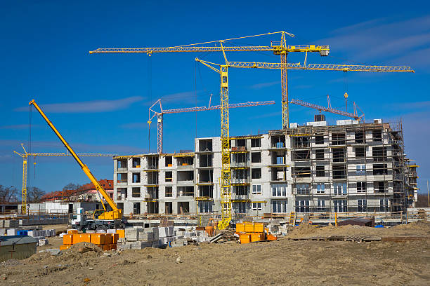 condomínio edifício em construção nova - hoisting crane - fotografias e filmes do acervo