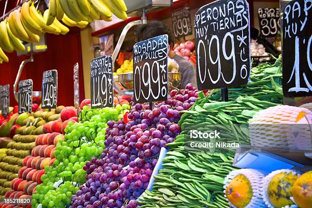 Foto de Alimentos Orgânicos Frescos e mais fotos de stock de Mercado La Boqueria - Mercado La Boqueria, Abundância, Alimentação Saudável