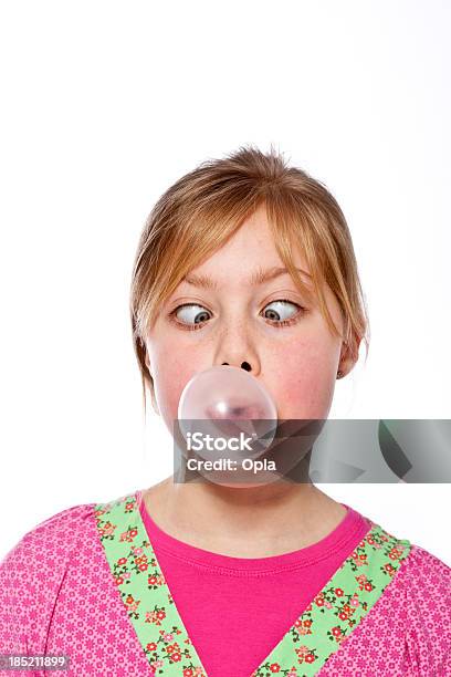 Mädchen Blasen Bubble Gum Stockfoto und mehr Bilder von Blasen - Blasen, Kaugummi, 10-11 Jahre