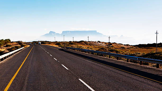 Montagne de la Table au milieu d'une mer de nuages depuis l'autoroute - Photo