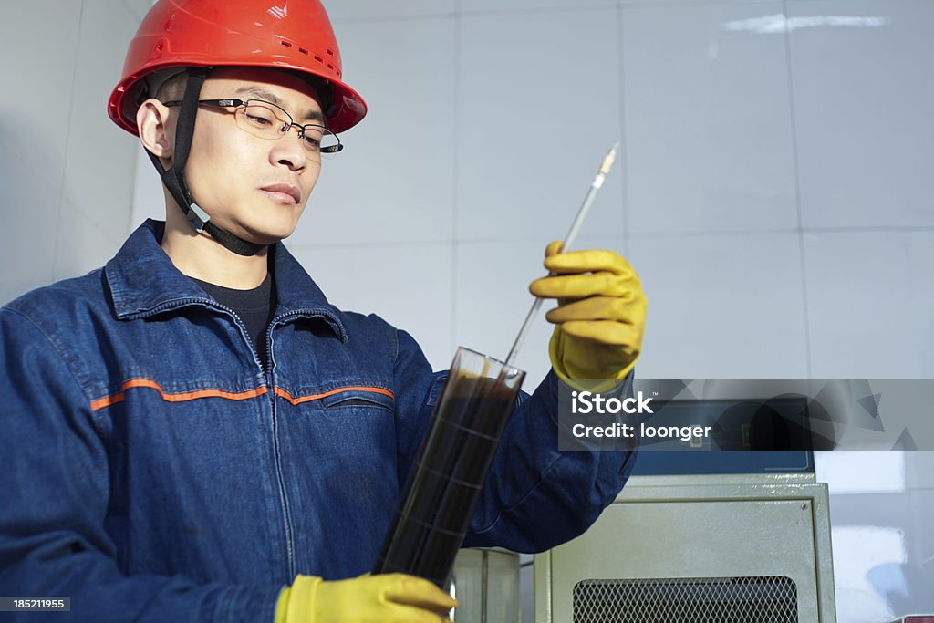 Инженер измерения температуры масло образец - Стоковые фото Метрология роялти-фри
