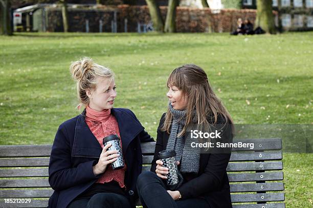 Photo libre de droit de Deux Femmes Étudiants Assis Dans Un Parc Avec Café banque d'images et plus d'images libres de droit de Adulte - Adulte, Amitié, Amitié féminine