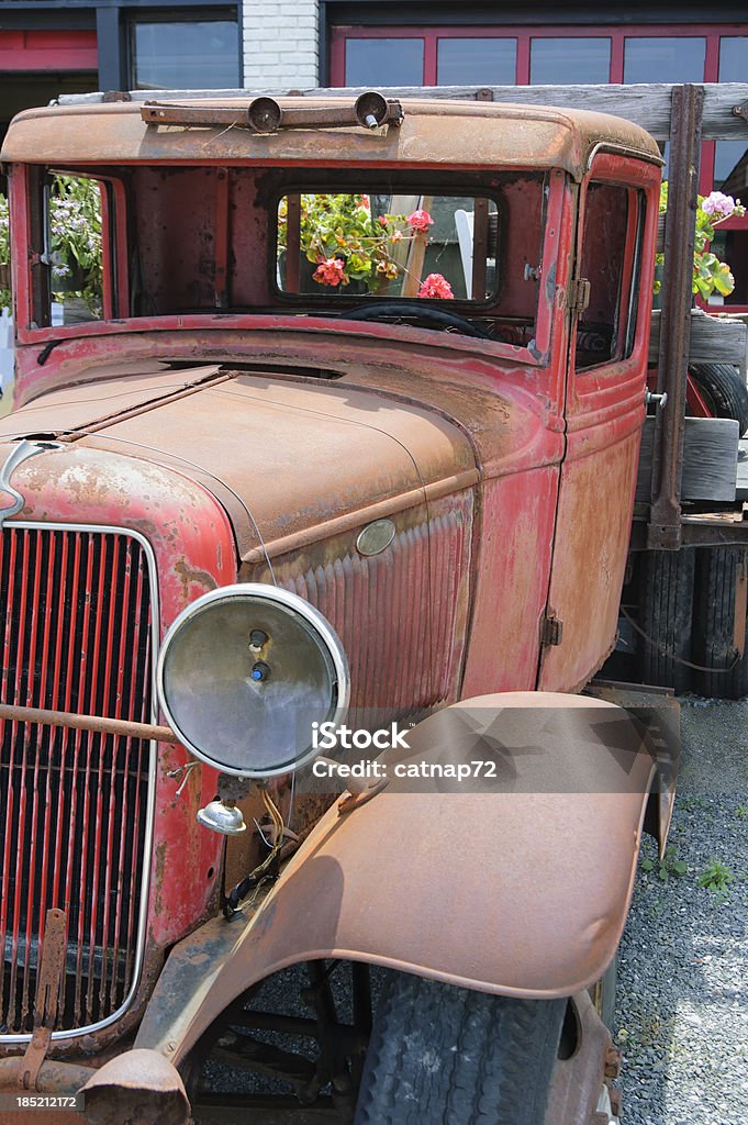 Старая машина и цветы украшения, 1930-х годов красный Flatbed - Стоковые фото 1930-1939 роялти-фри