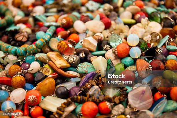 산더미 Of 색상화 밝은 스톤 Jewelry 보석-개인 장식품에 대한 스톡 사진 및 기타 이미지 - 보석-개인 장식품, 공예, 비즈